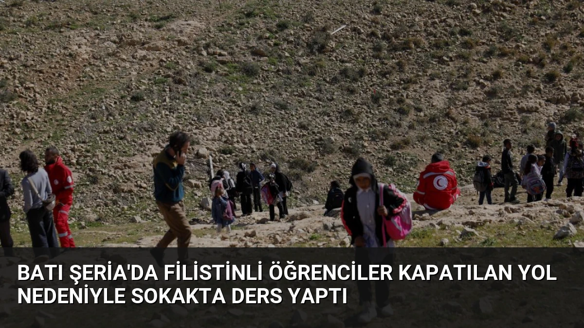Batı Şeria’da Filistinli Öğrenciler Kapatılan Yol Nedeniyle Sokakta Ders Yaptı